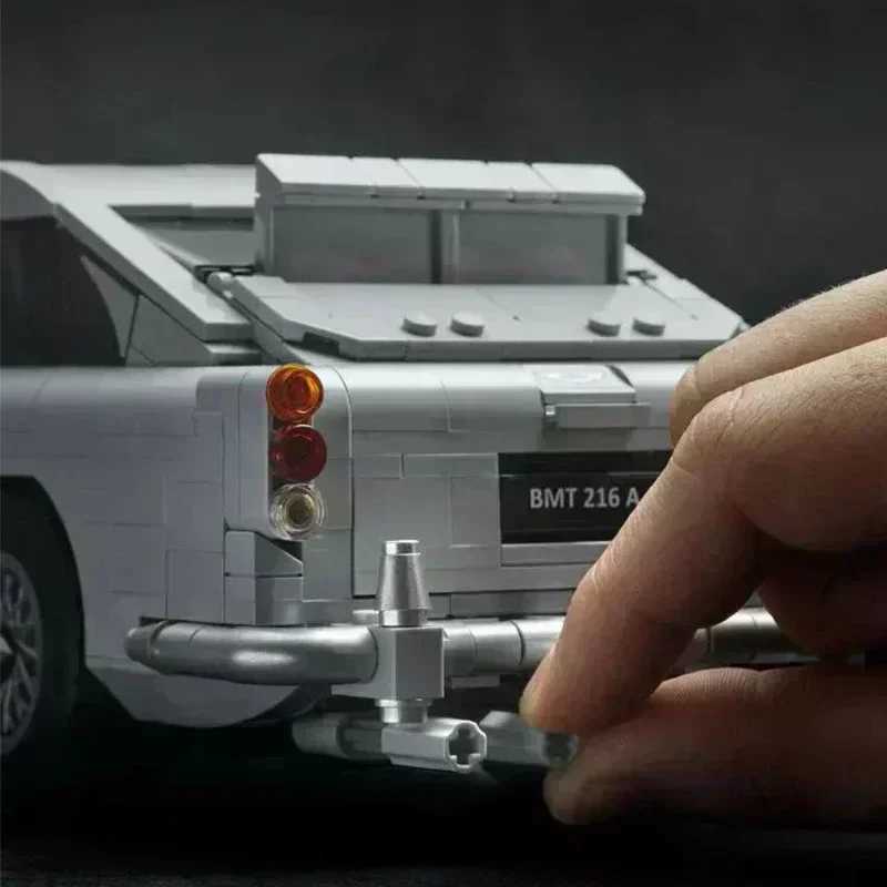 Blocks Blocks James Bond DB5 Classic Car 007 Model Building Blocks 1439 pieces Technical 10262 Assembled Building Blocks ToyY241106N1KK CL250109