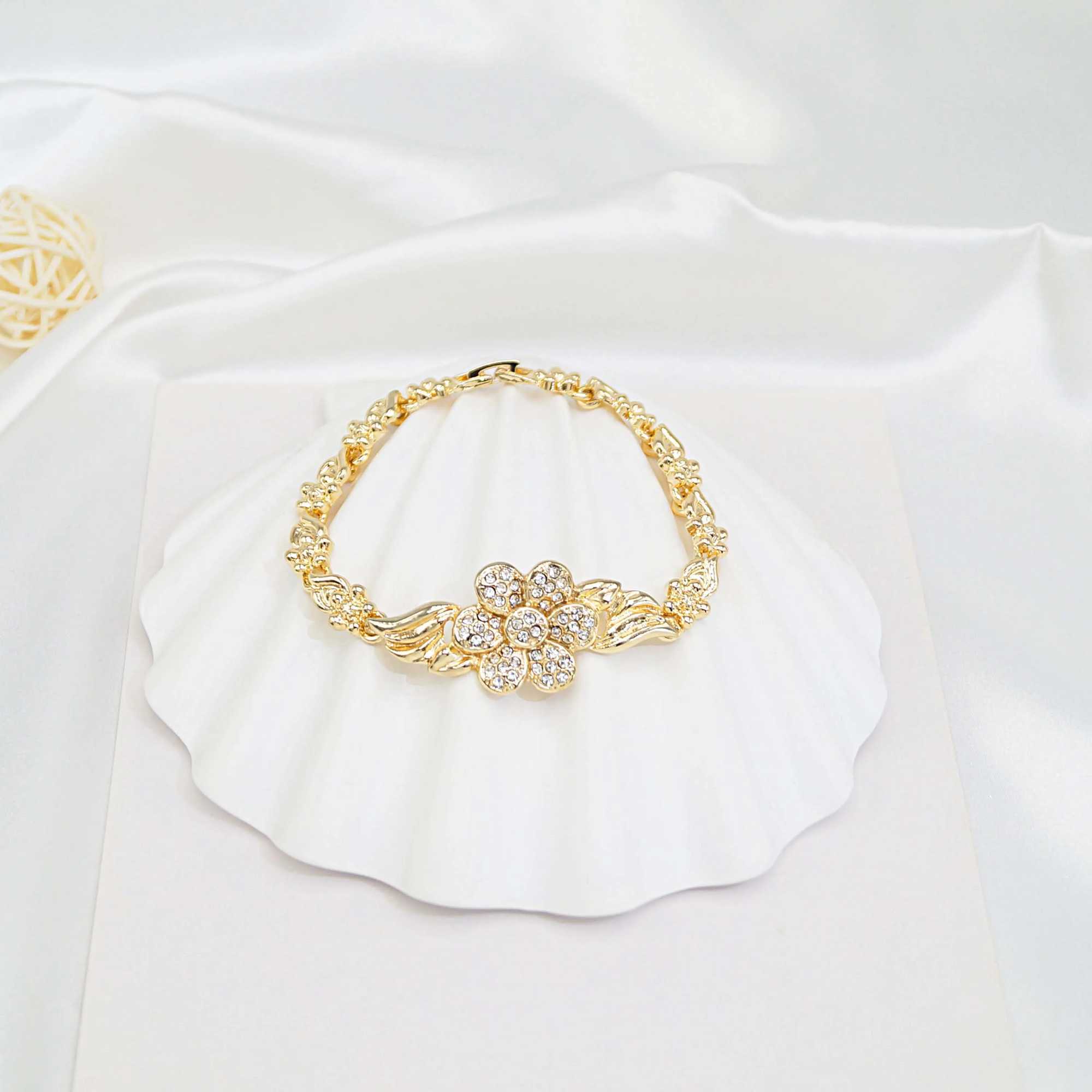 Elegant Wens jewelry set featuring exquisite flower pendant necklaces earrings rings and gold-plated bracelets as holiday gifts X241106