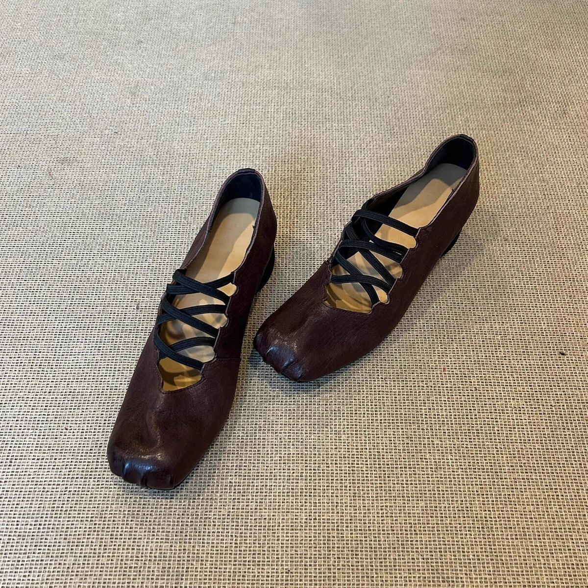 2024 Spring and Autumn New Small Leather Shoes with Square Head, Cross Strap, Wrinkle, Thick, Medium, Single order Shoes for Women