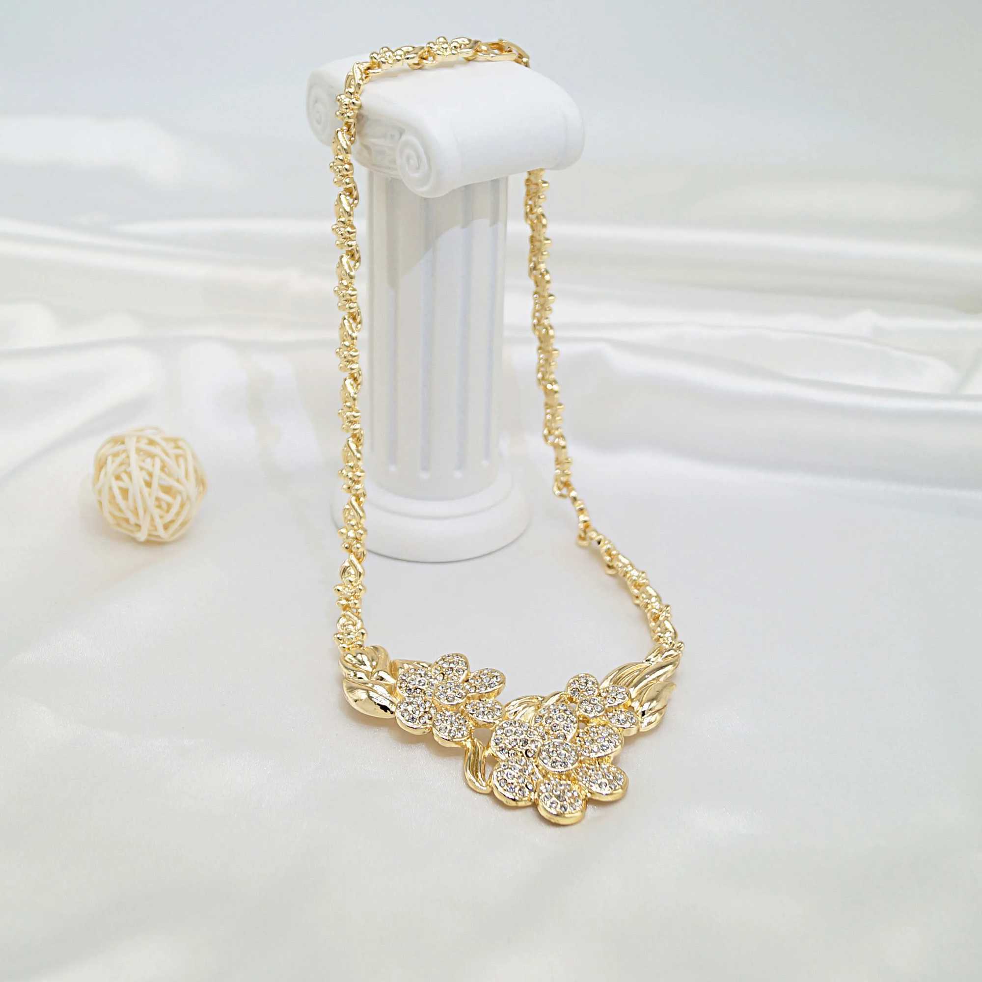 Elegant Wens jewelry set featuring exquisite flower pendant necklaces earrings rings and gold-plated bracelets as holiday gifts X241106