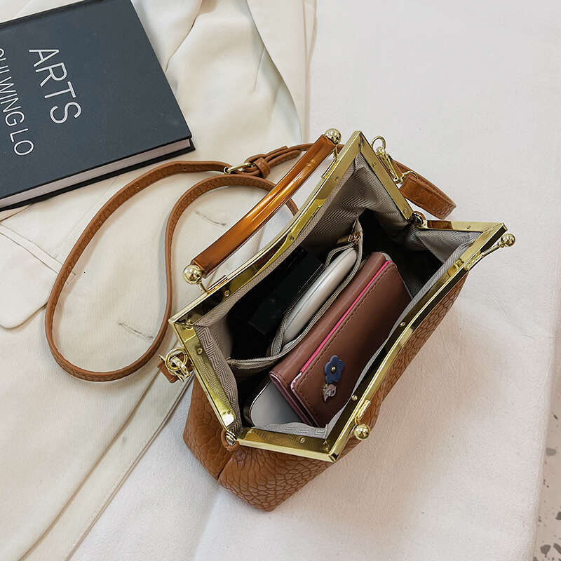 Designer Bag 2024 Winter Famouse Brand Handbag With Mental Handle Designer Pleated Shell Bag For Women Clutch Purses Crossbody Bag Long Belt