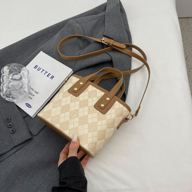 The new designer's popular women's small and textured multifunctional crossbody bag is a niche portable bucket bag fashion bag