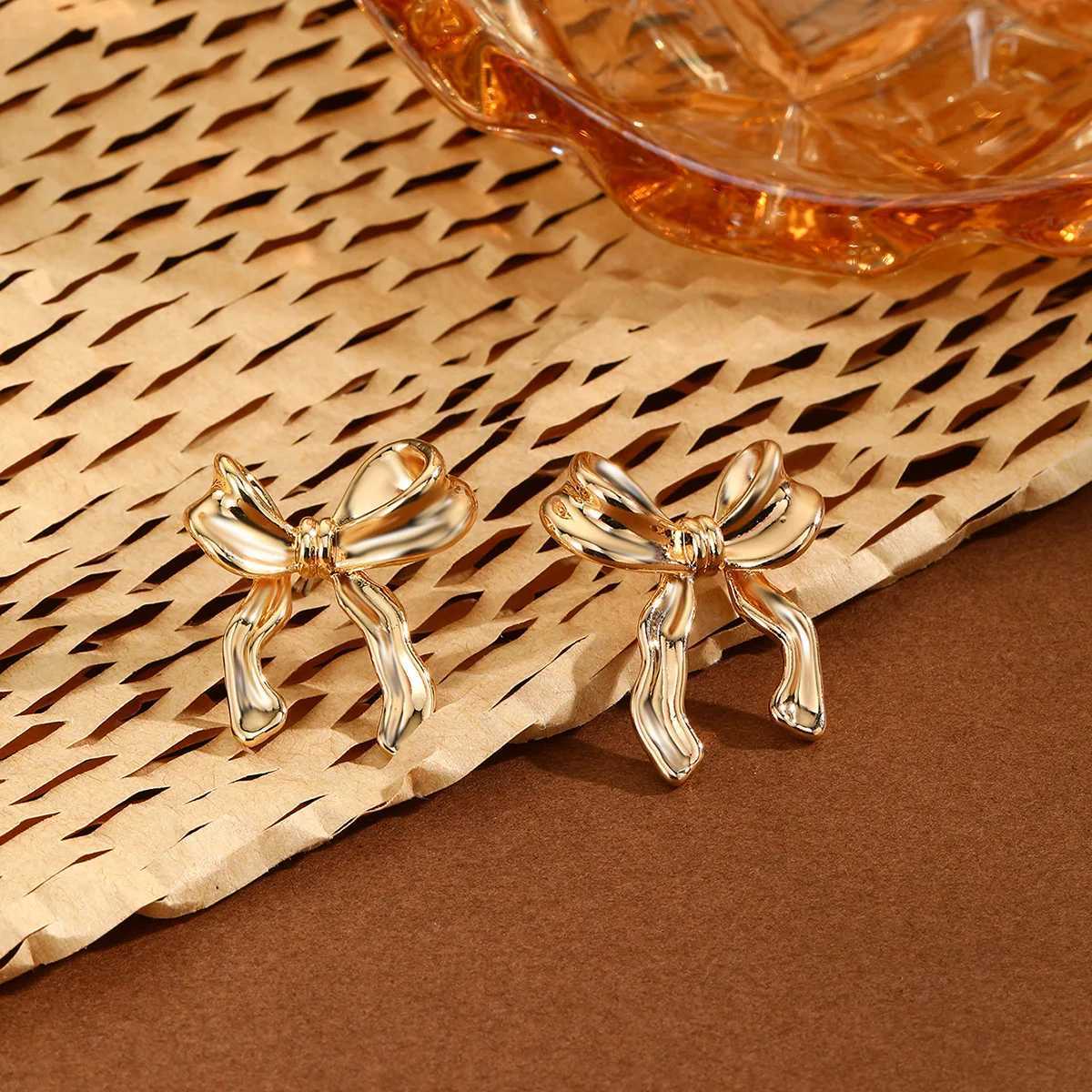 1 pair of stainless steel metal ribbon bow stud earrings suitable for warm girls 18K gold-plated cute statement perforated jewelry set X241106