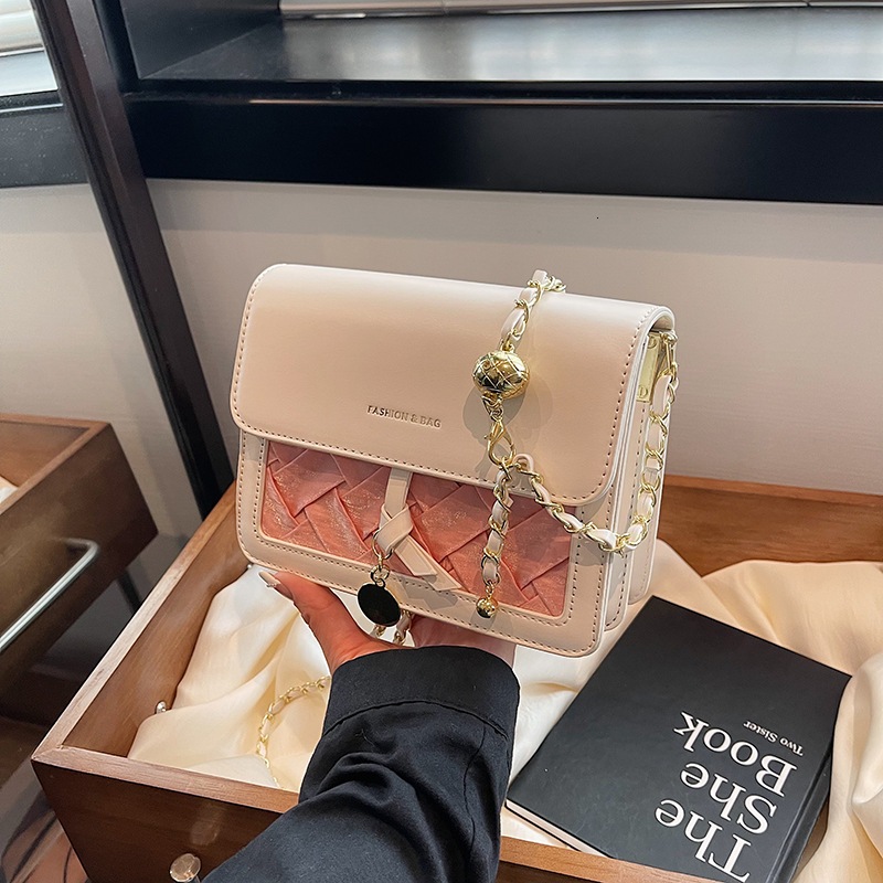 New designer's popular female new niche design, high-end chain fashion, multifunctional single shoulder crossbody bag, small square bag, fashiona