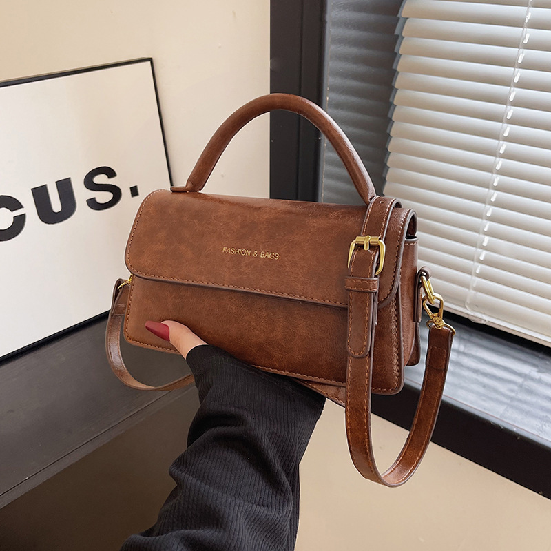New designer's popular women's bag, niche high-end Western style new fashion commuting single shoulder oblique cross stick bag, fashionable 