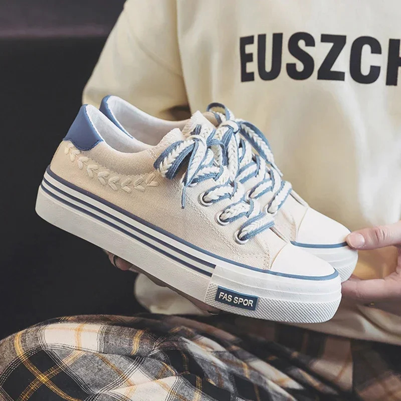 2025 New Coach Platform Canvas Shoes Designer Height Increasing Thick Soled Sports Shoes For Young Girls Outdoor Training Women's Casual Shoes