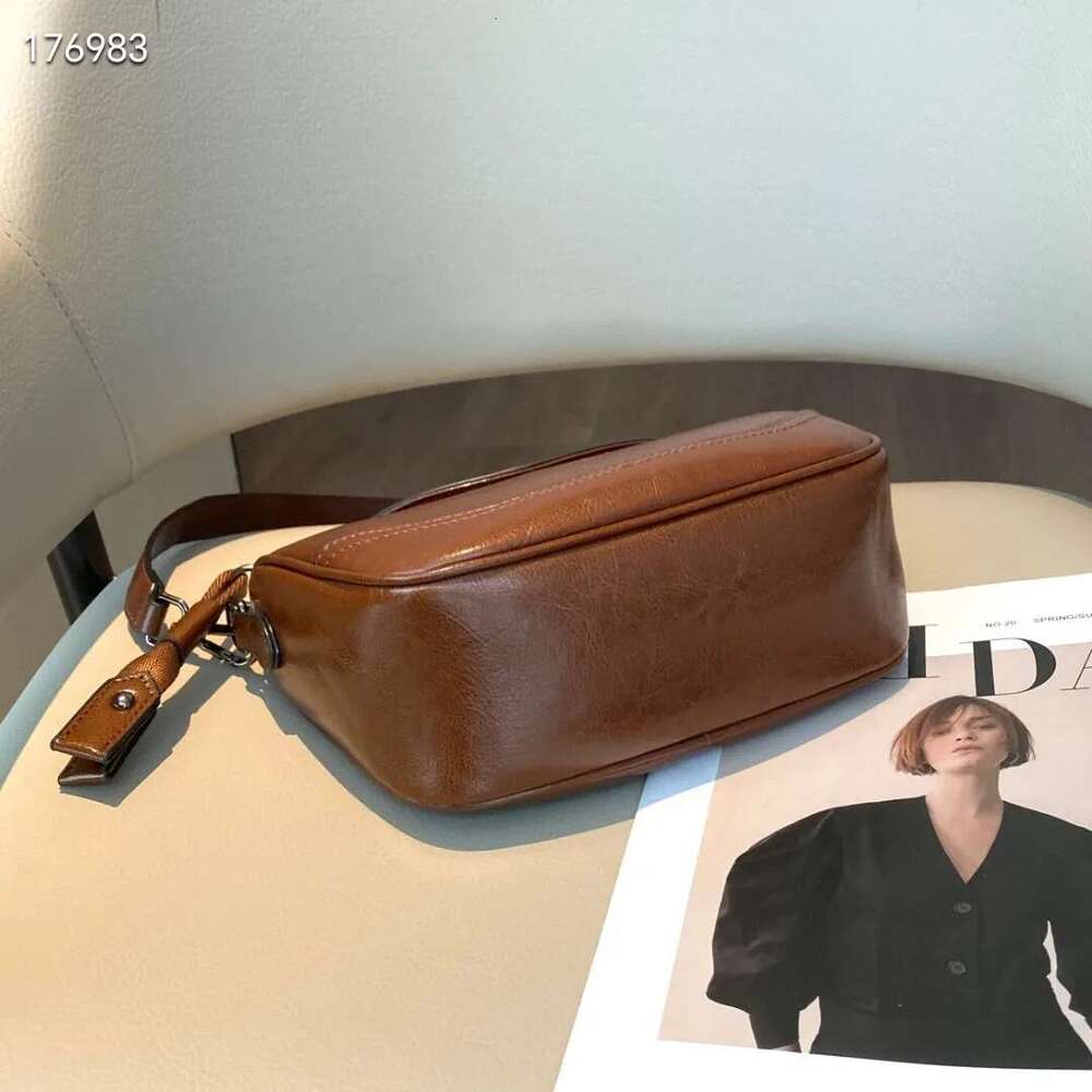 Designer Bag Oil Wax Cowhide Leather Women's Handbag Crossbody Casual Small Purse Commuting Lightweight Shoulder Bag Versatile Saddle Bag