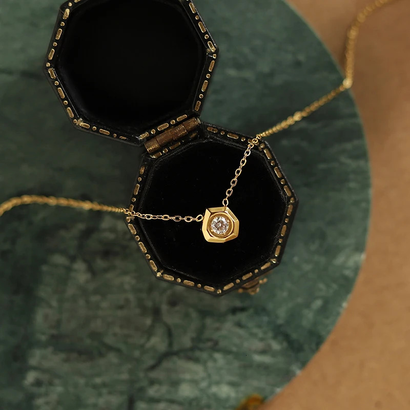 18K gold-plated stainless steel geometric cubic zirconia pendant necklace suitable for womens exquisite necklace jewelry gifts 241106