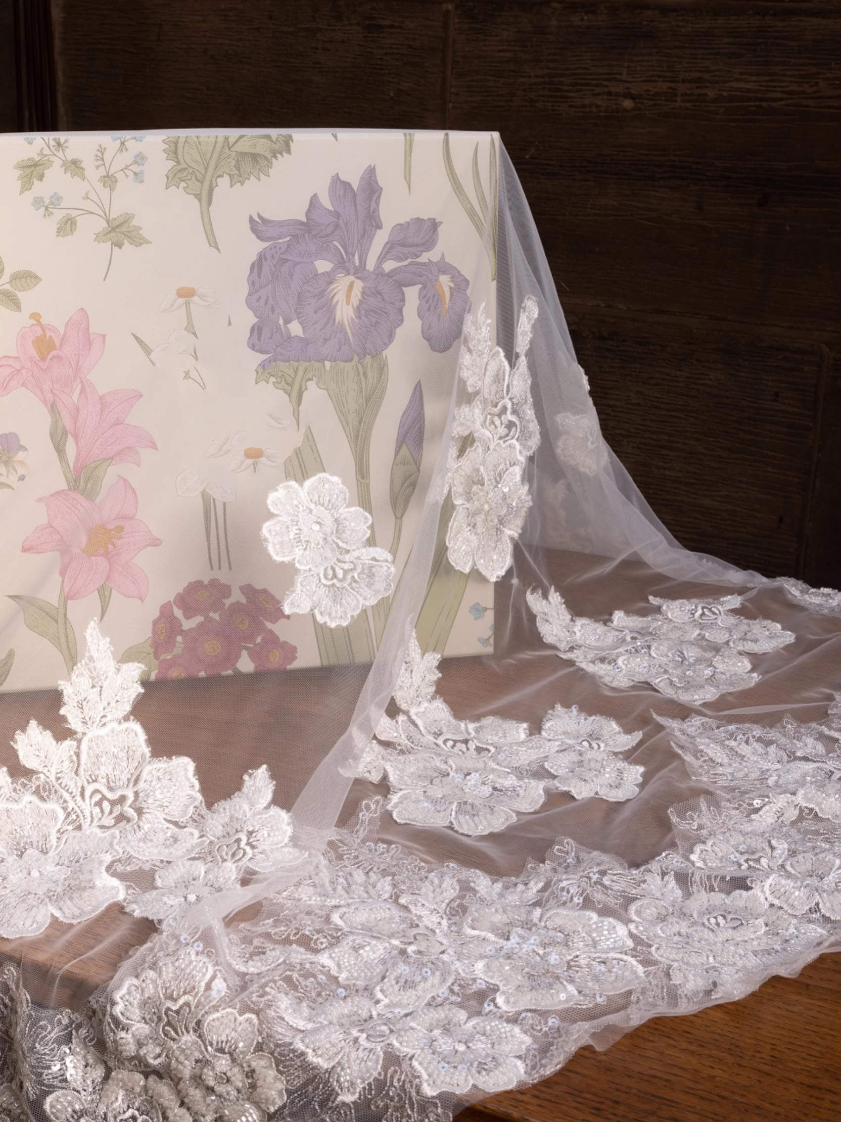 Luxury Wedding Veils Appliques Lace One Layer Cathedral Length Bride Veil Customized Applique Edge With Comb Bridal Accessories