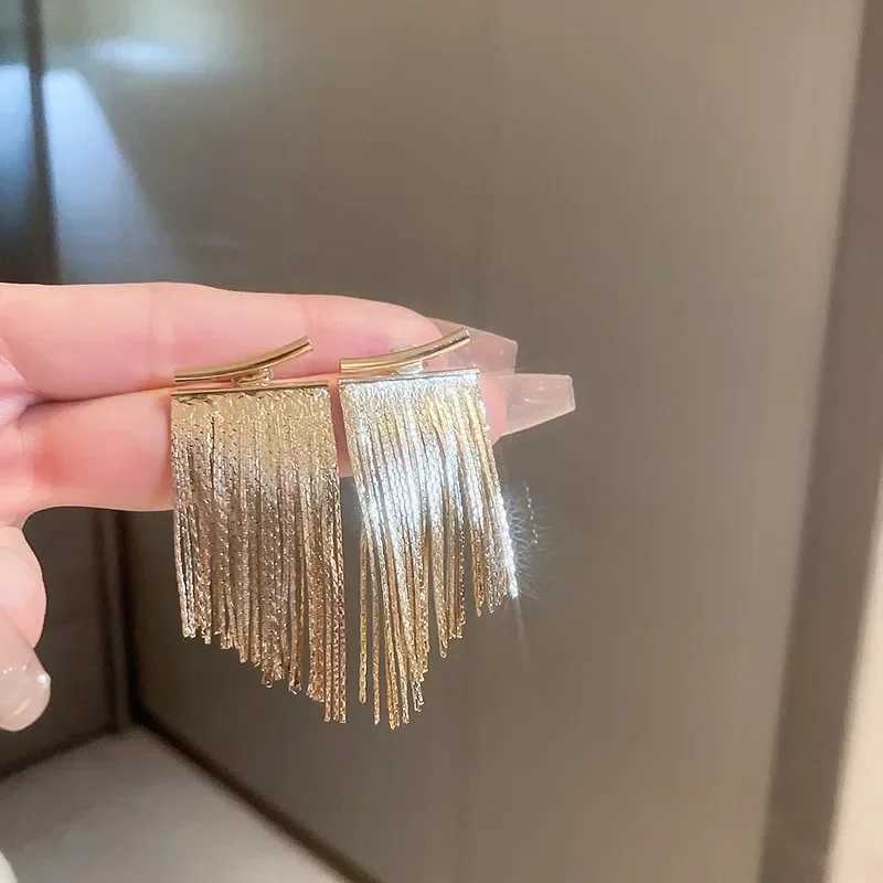 New Exaggerate Long Flow Su Asymmetric Gold Sparkling Pendant Earrings Suitable for Luxury Wedding Bridal Jewelry Accessories X241106