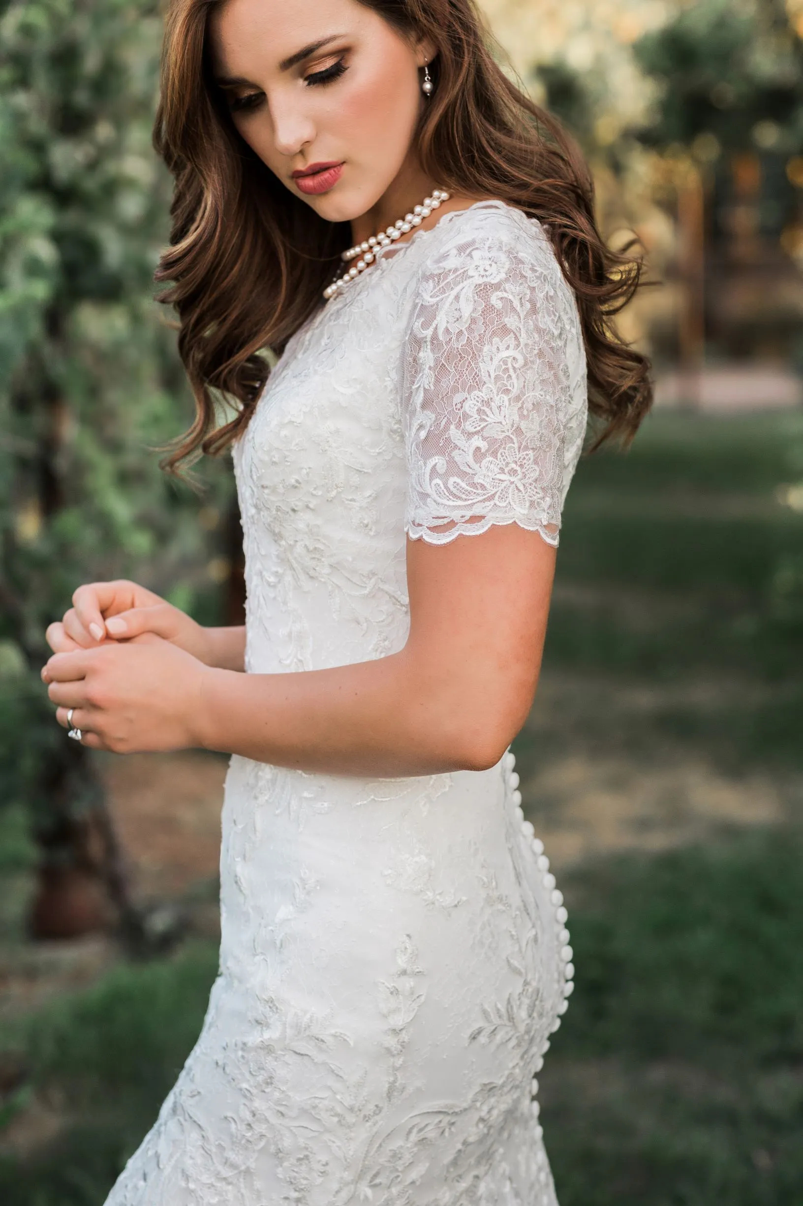 2024 Vintage Mermaid Wedding Dresses Short Sleeves Lace Appliques V-Neck Ivory Long Bridal Gowns Back Covered Buttons Court Train Garden Bride Recepti