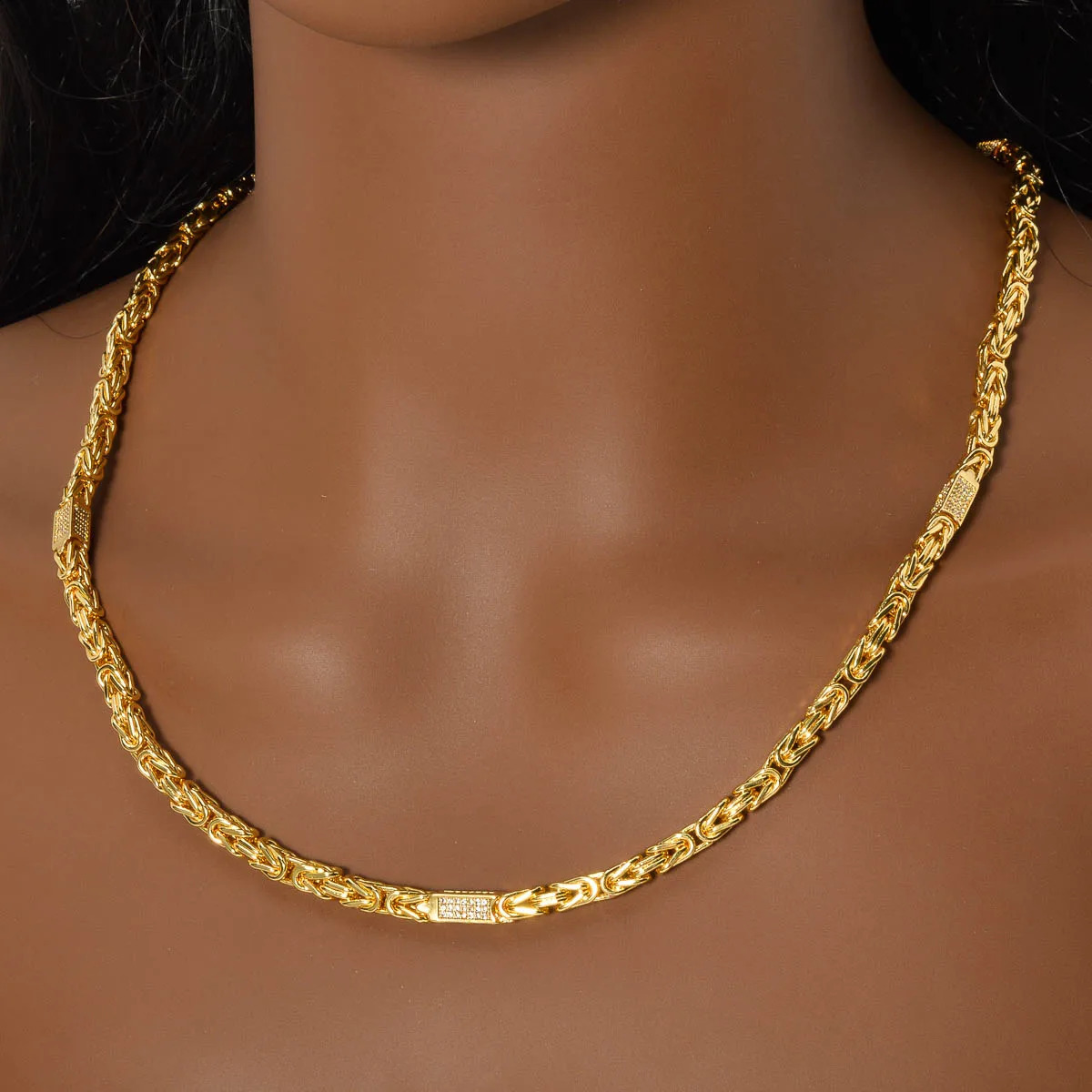 2024 geometric crystal necklace for women unique 18k gold-plated metal necklace with border necklace exquisite jewelry for women selling 241106