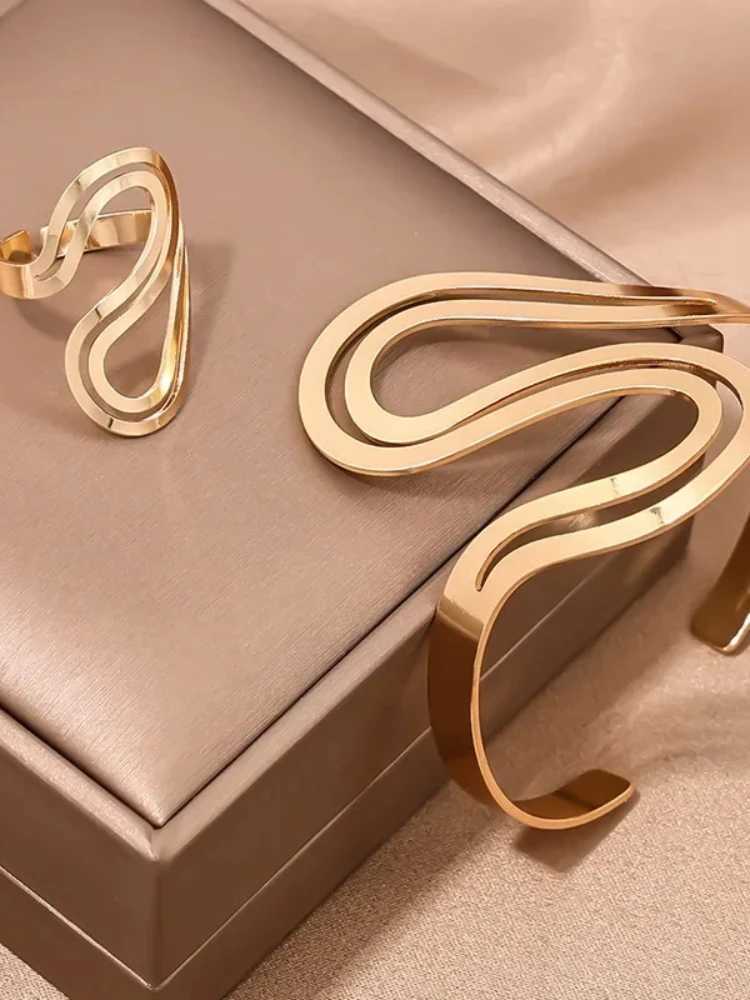 2024 Fashion S-shaped alloy galvanized open bracelet and ring set suitable for womens snake line jewelry Wen X241106
