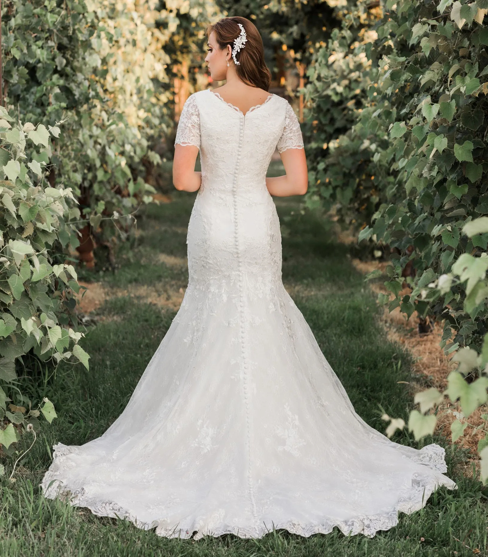 2024 Vintage Mermaid Wedding Dresses Short Sleeves Lace Appliques V-Neck Ivory Long Bridal Gowns Back Covered Buttons Court Train Garden Bride Recepti