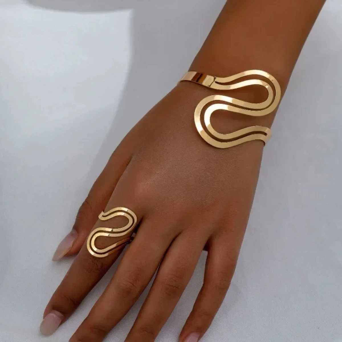 2024 Fashion S-shaped alloy galvanized open bracelet and ring set suitable for womens snake line jewelry Wen X241106