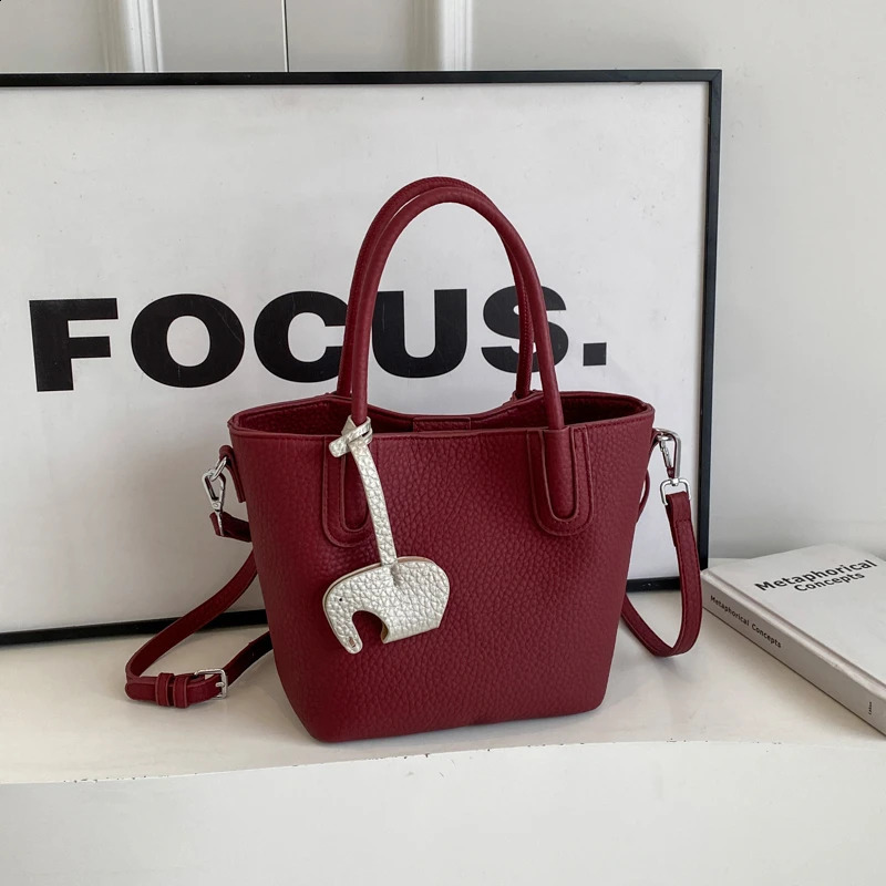 Fashionable and Simple PU Bucket Handbag with Buckle Solid Small Handbag and High Quality Womens Shoulder Bag Classic Style 241105