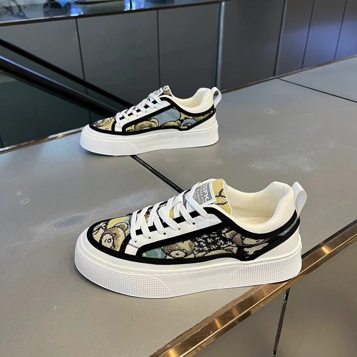Thick soled for summer 2024, new breathable teddy bear printed canvas shoes, trend versatile men's casual shoes