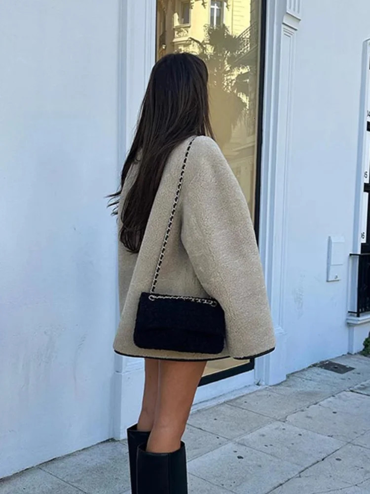 2024 Chic Womens Thermal Lamb Wool Coats Fashion O-neck Full Sleeves Single Breasted Jackets 2024 Female Thick Warm Streetwear 241106