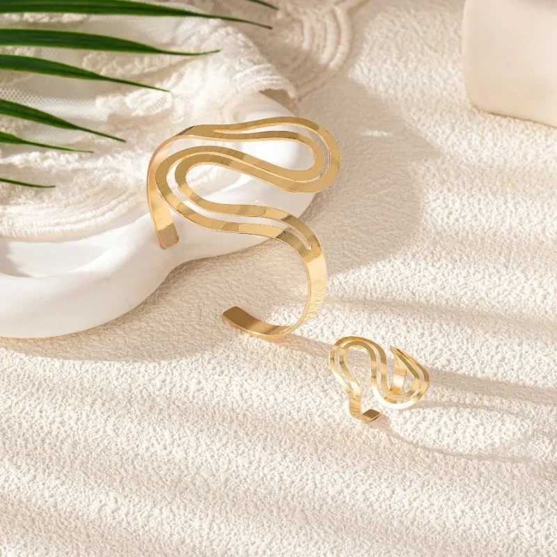 2024 Fashion S-shaped alloy galvanized open bracelet and ring set suitable for womens snake line jewelry Wen X241106