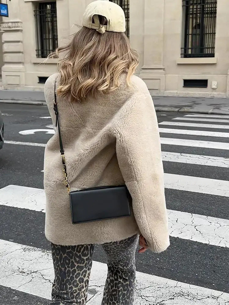 2024 Chic Womens Thermal Lamb Wool Coats Fashion O-neck Full Sleeves Single Breasted Jackets 2024 Female Thick Warm Streetwear 241106