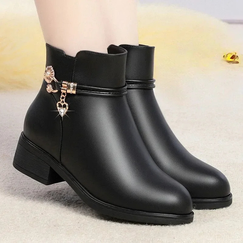 Winter boots for women waterproof and warm leather mother cotton boots fashionable black mid heel plush snow boots soft soled short boots241106bj