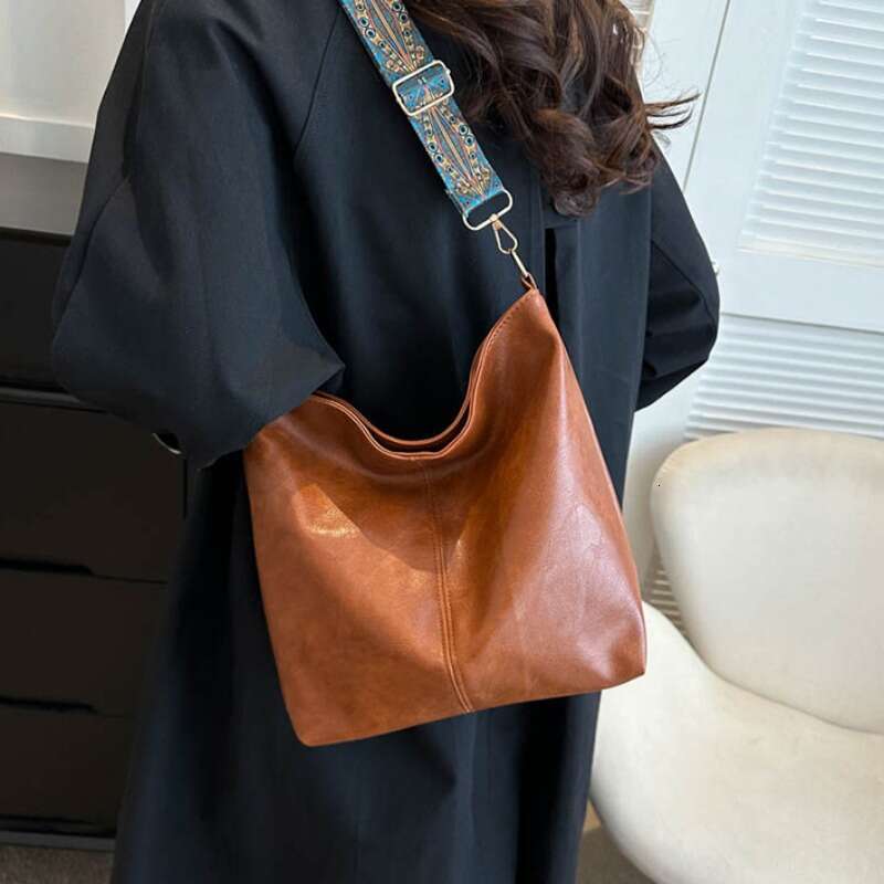 Designer Bag Vintage Solid Color Women Fashion PU Leather Shoulder Sling Bag High-Capacity Simple Wide Strap Bucket Crossbody Bag