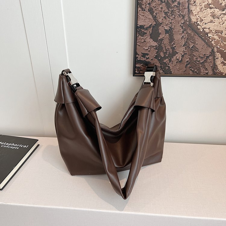 New Designer Travel Master Winter Women's Large Capacity Fashion Single Shoulder Multi functional Leisure Handbag Fashion Bag