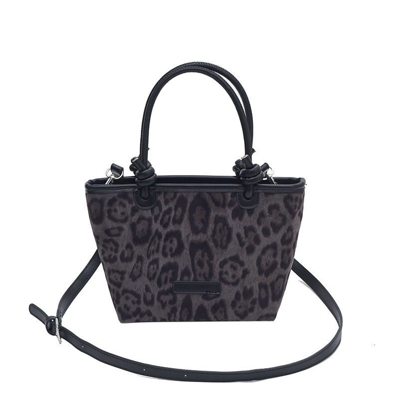 New designer's personalized and fashionable leopard print bucket, new women's slanted body texture, fashionable shoulder bag, fashionable ba