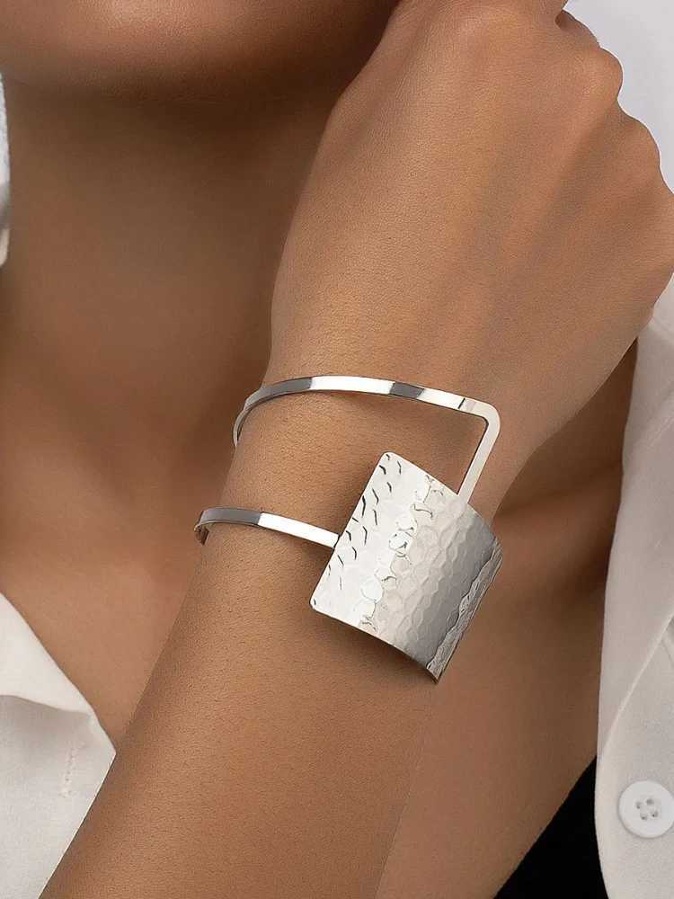 New 2-piece fashionable and simple Gite Square jewelry hollow ring bracelet set Mothers Day gift jewelry set X241106