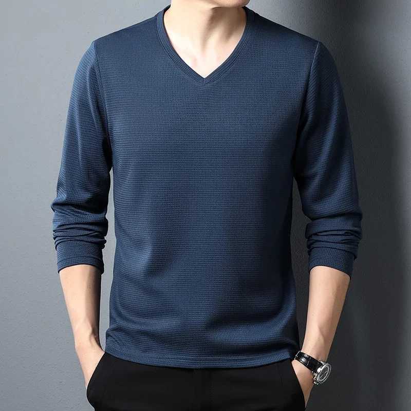 Mens business and leisure long Sved solid color V-neck T-shirt suitable for autumn and winter comfortable fashion paradigm top W241106