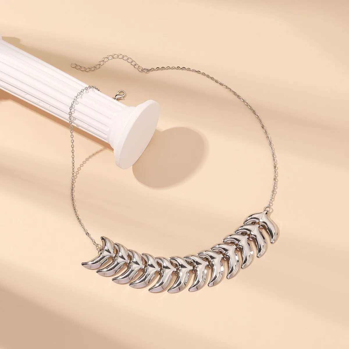 Fashion and Minimalist Jewelry Niche Design Metal Leaves Fashion and Paradigm Necklaces and Bracelets Cbination X241106