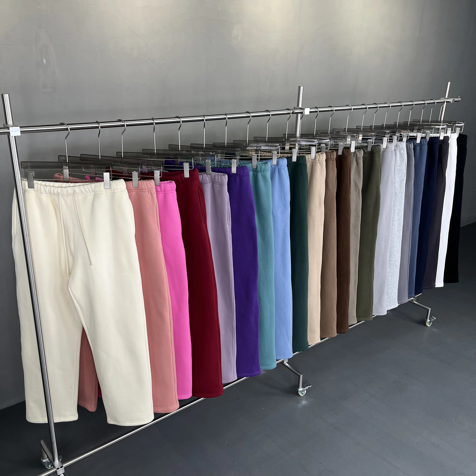 Straightlined Cashmere solid color sweatpants 241104