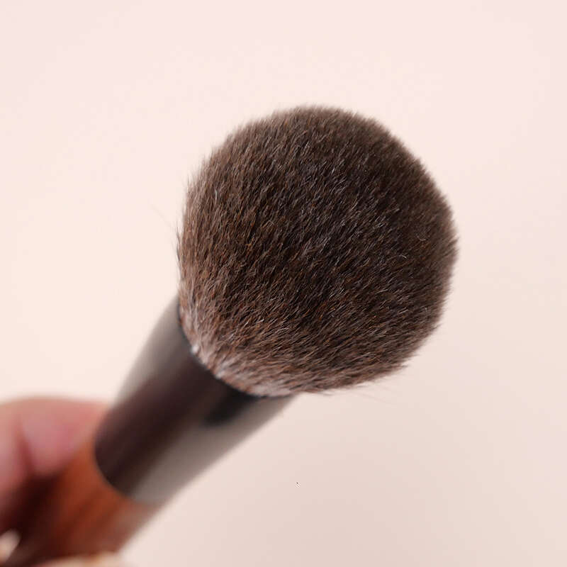 Yizhibi Professional Hand-Made Makeup Face Brush Red Squirrel Mixed With Fine Goat Hair.