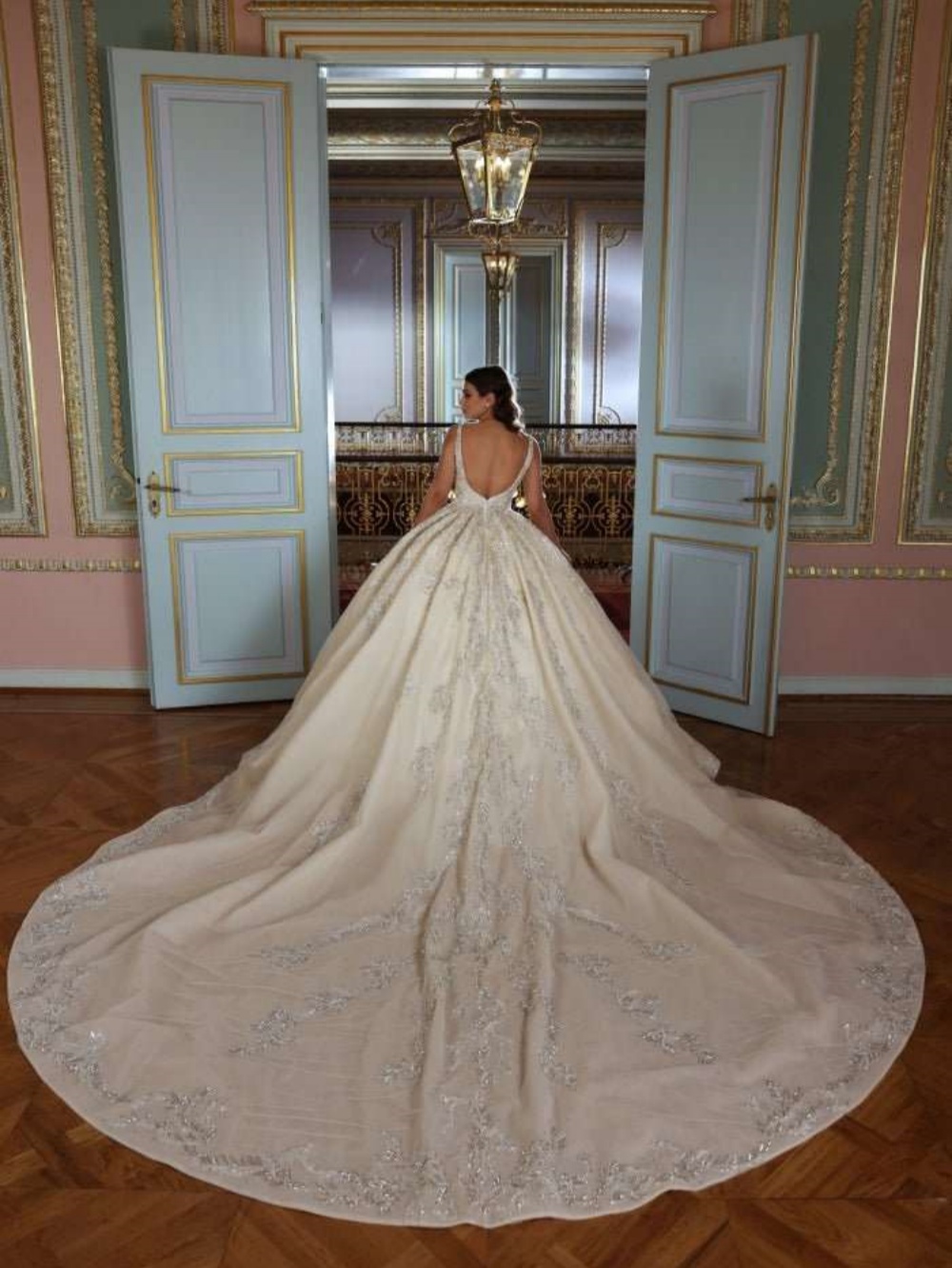 Gorgeous Square Neck Ball Gown With Veil Sequins Beaded Appliques Wedding Dress Customized Long Sweep Train Bridal Dresses