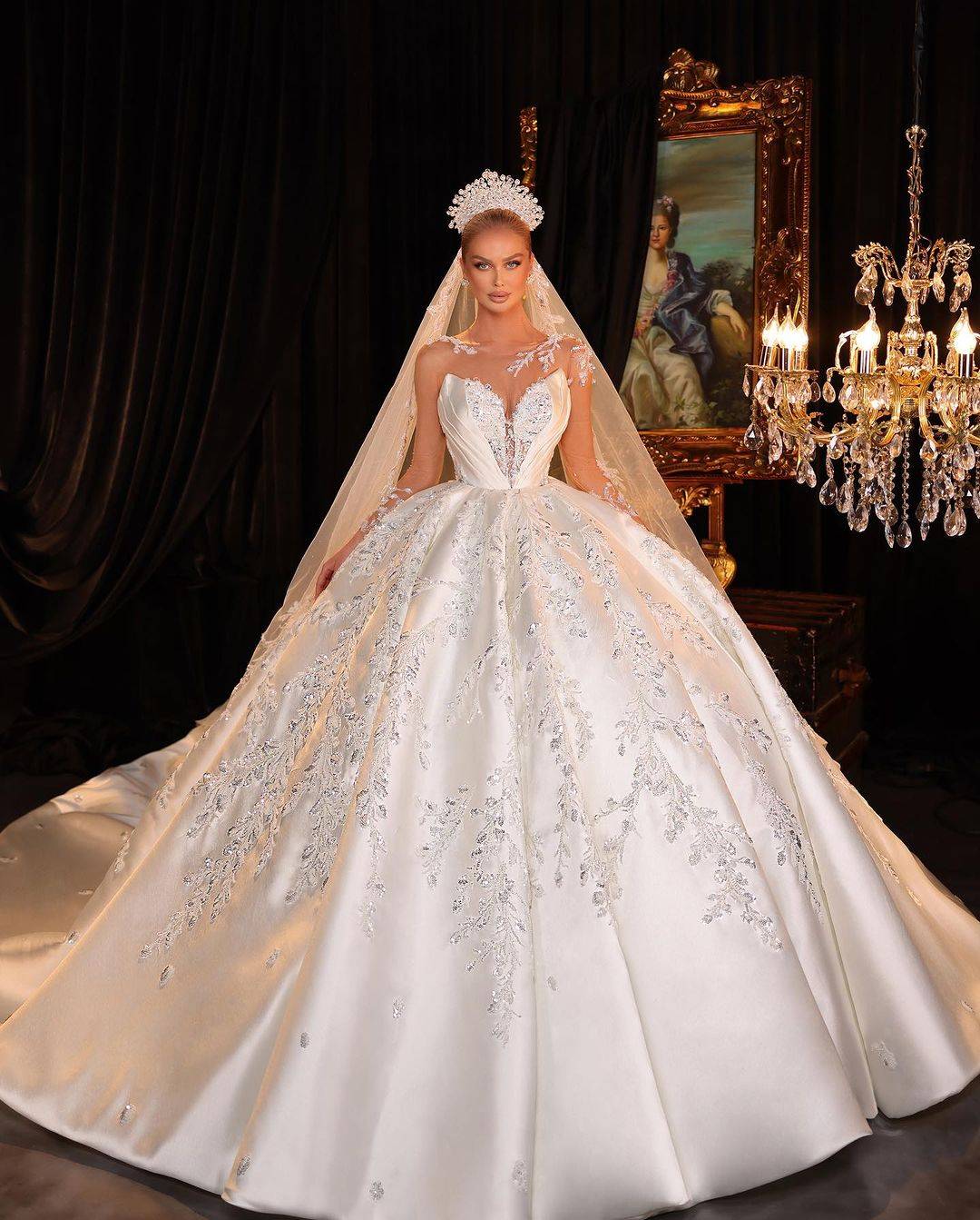 Exquisite O Neck Ball Gown With Veil Sequins Beaded Crystal Wedding Dress Customized Long Sleeve Sweep Train Bridal Dresses