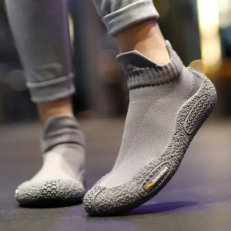 Sports shock-absorbing and anti slip shoes for men indoor squatting beach running jumping leisure soft soled fitness shoes241106