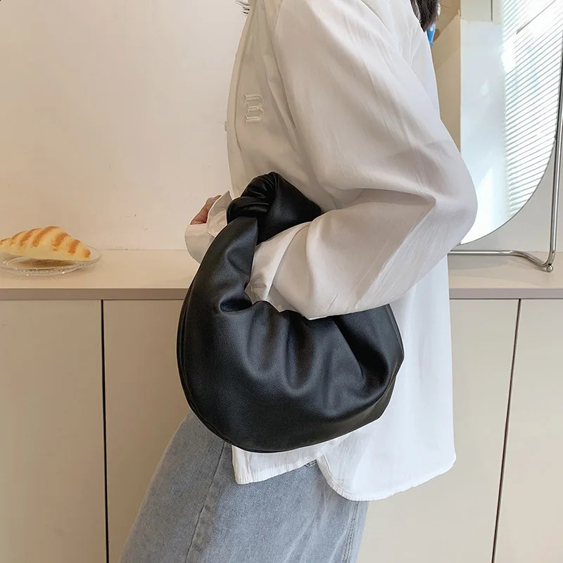 Pu leather womens handbag high-quality womens small clutch bag fashionable womens novice carrying messenger bag 241105