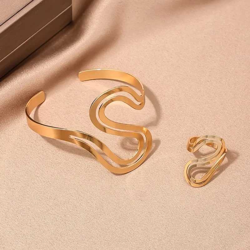 2024 Fashion S-shaped alloy galvanized open bracelet and ring set suitable for womens snake line jewelry Wen X241106