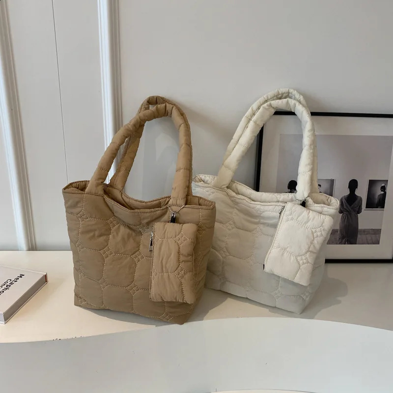 Simple casual shoulder bag womens bedding handbag lightweight and fluffy filling large capacity handbag with small hanging bag 241105