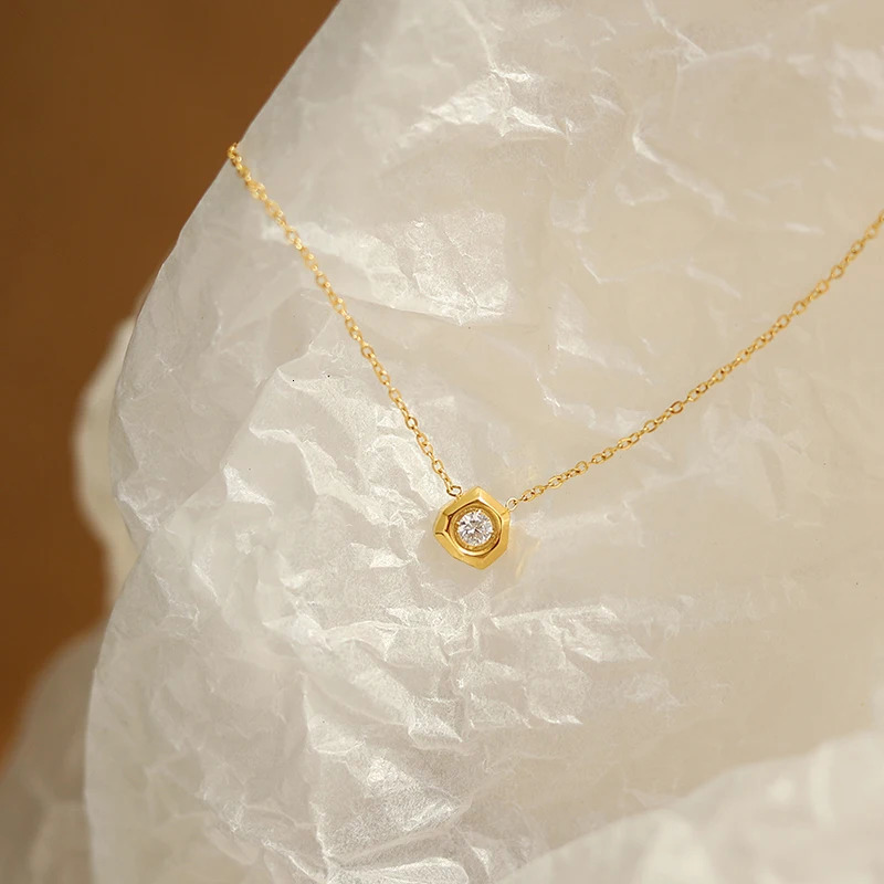 18K gold-plated stainless steel geometric cubic zirconia pendant necklace suitable for womens exquisite necklace jewelry gifts 241106