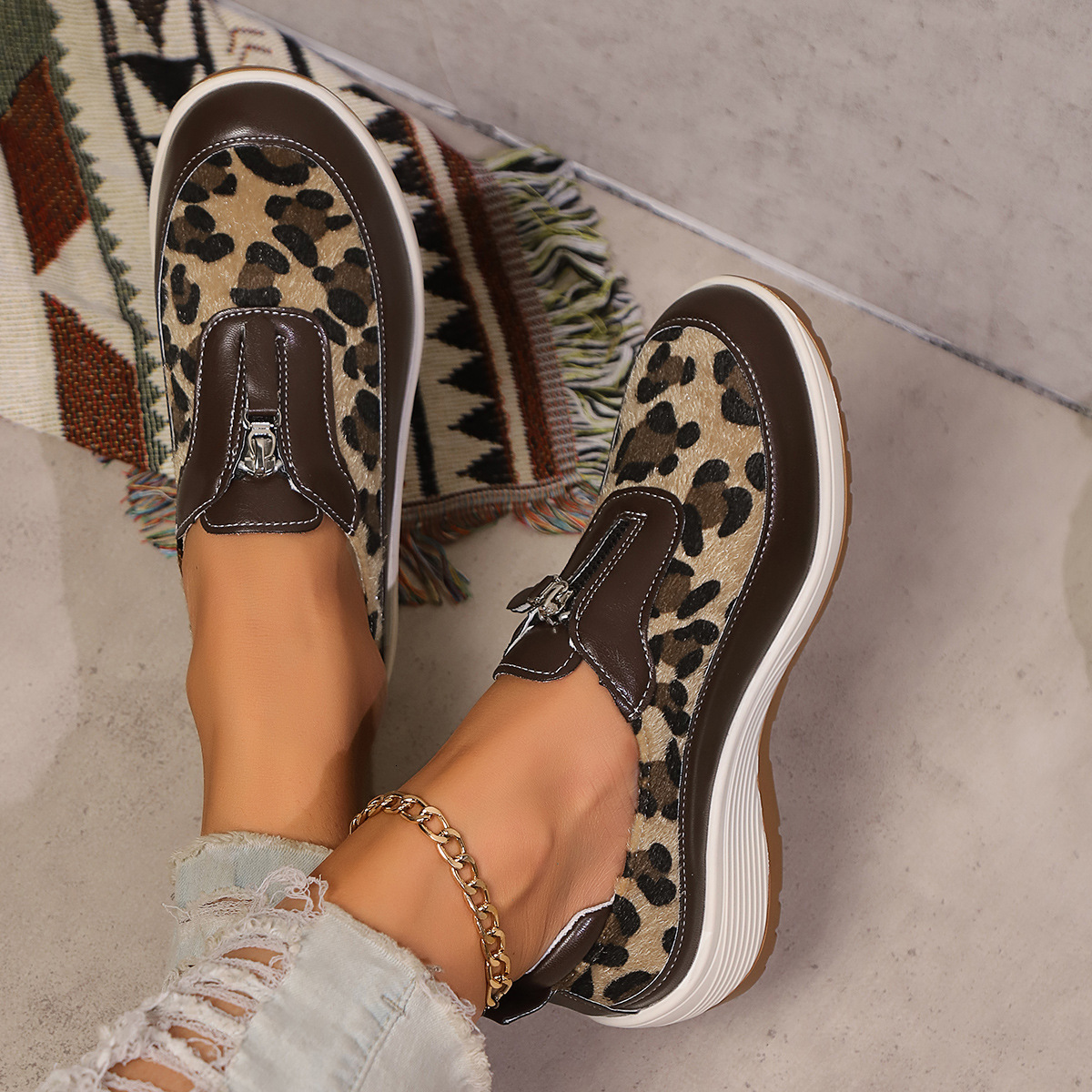 2024 plus size sports and leisure single shoes for women, autumn new style, flat bottomed round toe sloping heel, one foot kick