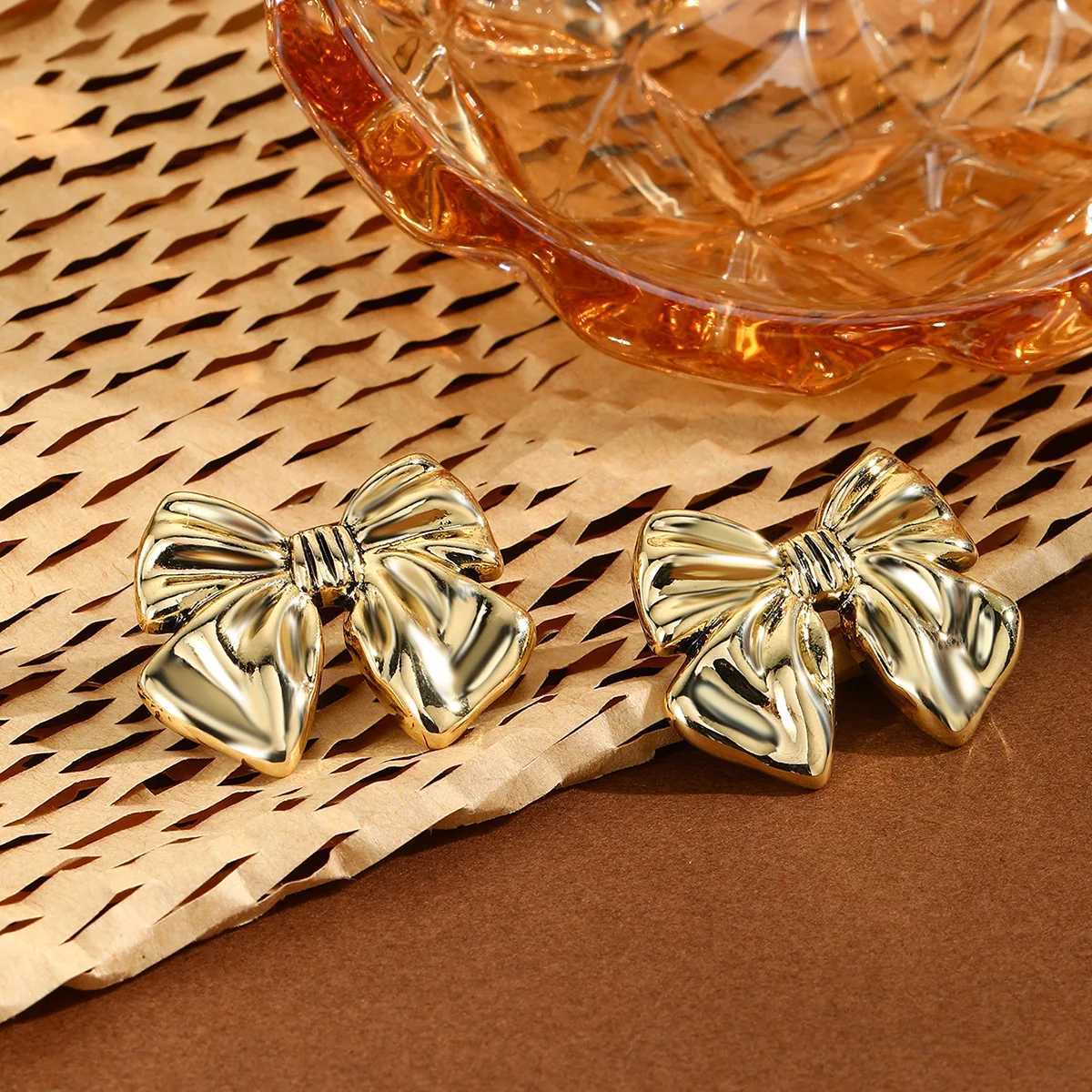 1 pair of stainless steel metal ribbon bow stud earrings suitable for warm girls 18K gold-plated cute statement perforated jewelry set X241106