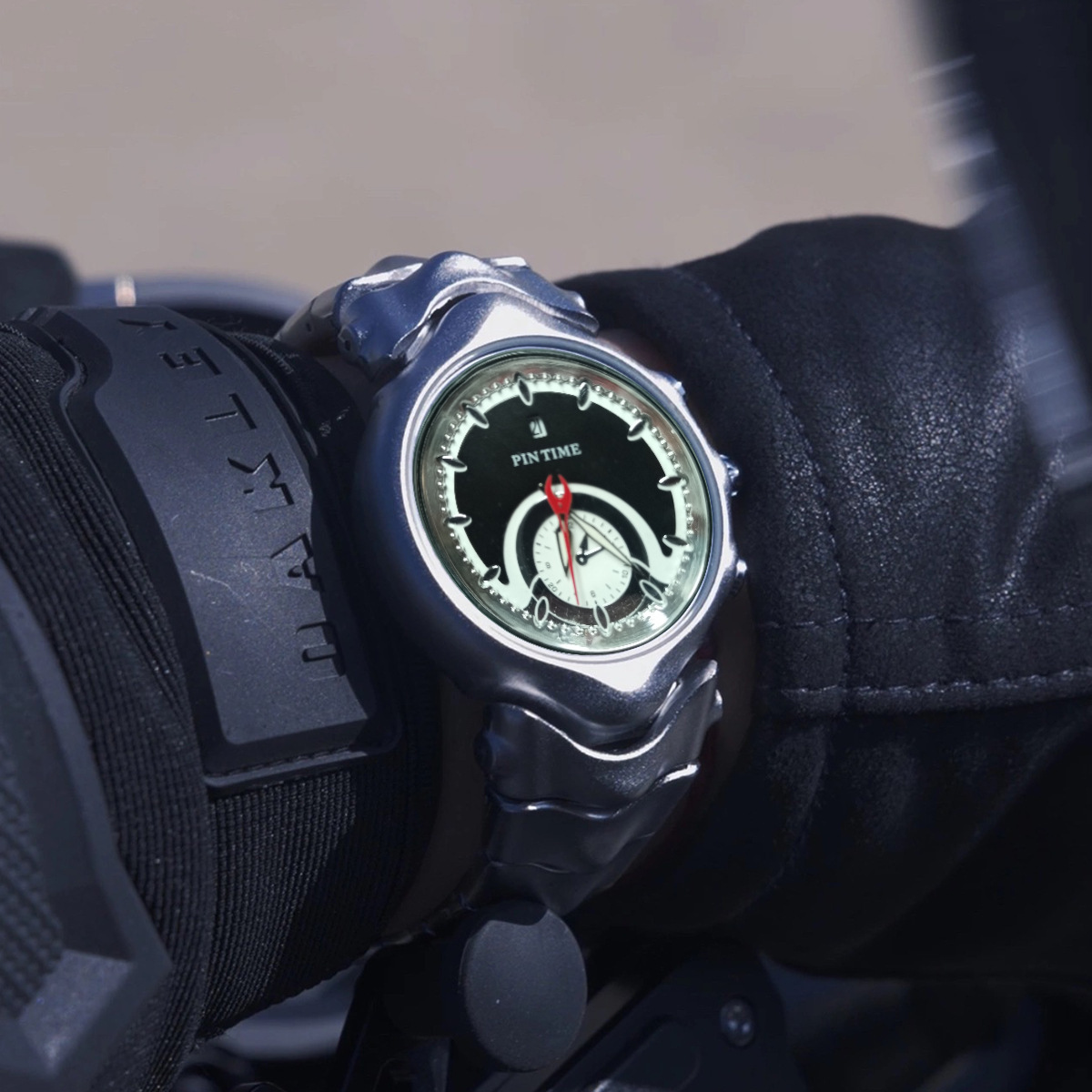 Bone shape watch for men quartz movement waterproof 30 M titanium alloy never fade luminous hands high quality warranty 1 year 009