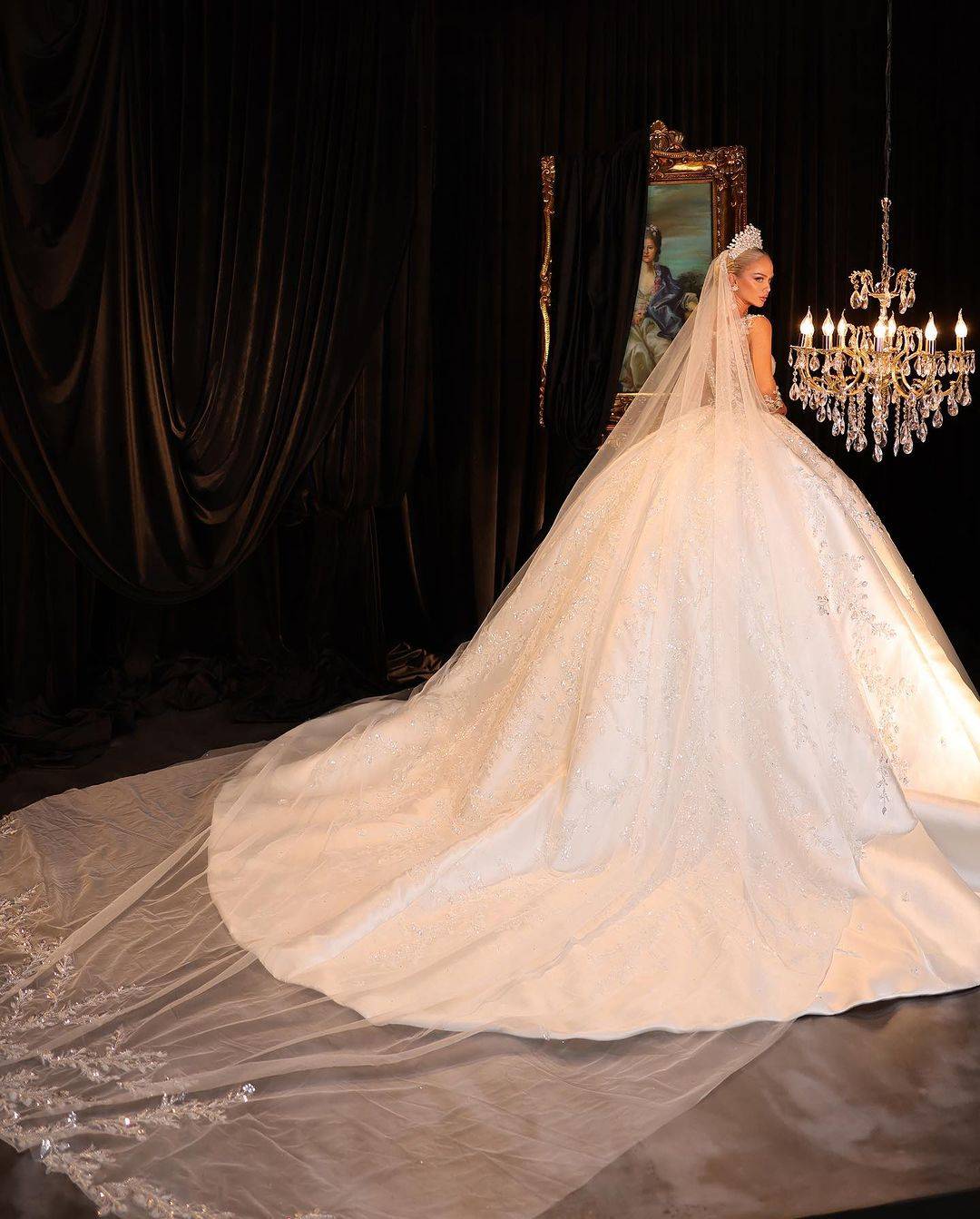 Exquisite O Neck Ball Gown With Veil Sequins Beaded Crystal Wedding Dress Customized Long Sleeve Sweep Train Bridal Dresses