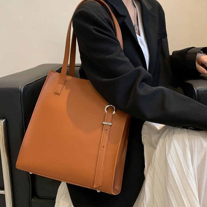 Designer's new large capacity bucket solid color shoulder bag Korean version shoulder bag women's fashion bag