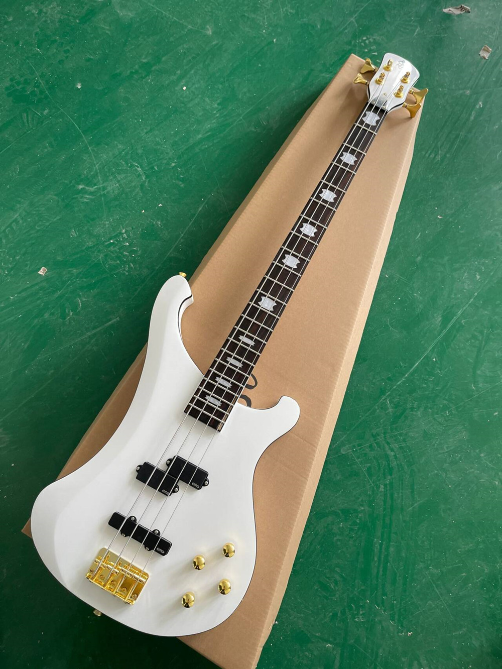 White Body 4 Strings Electric Bass Guitar With Gold Hardware Rosewood Fretboard Provide Custom Service