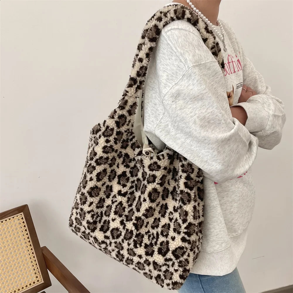 Winter plaid womens plush shoulder bag retro leopard print womens fur handbag large capacity womens artificial cashmere handbag 241105