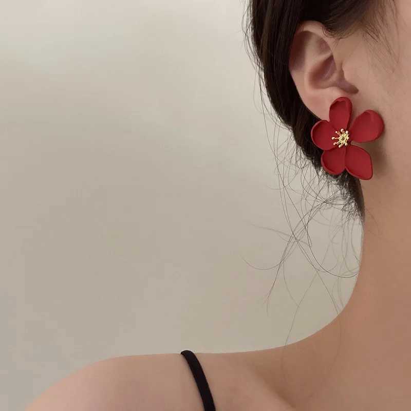 Retro gold matte textured metal flower earrings suitable for warm girls fashion party jewelry gifts 2024 X241106