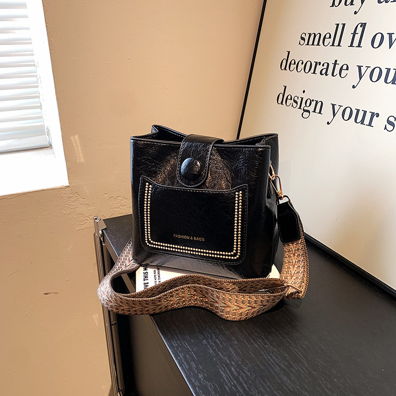 Unique Design With A Sense Of Luxury, 2024 New Versatile And Minimalist Single Shoulder Diagonal Cross Portable Bucket Bag