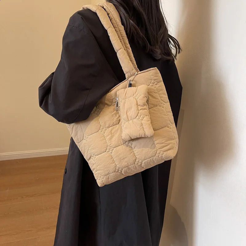 Simple casual shoulder bag womens bedding handbag lightweight and fluffy filling large capacity handbag with small hanging bag 241105